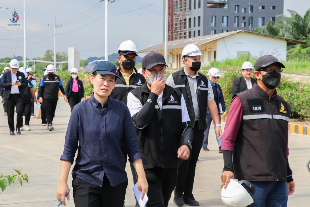 อธิบดีกรมโรงงานอุตสาหกรรม มอบหมายให้เจ้าหน้าที่กองบริหารจัดการกากอุตสาหกรรม ร่วมกับ นางสาวฐิติภัสร์ โชติเดชาชัยนันต์ หัวหน้าคณะทำงานรัฐมนตรีว่าการกระทรวงอุตสาหกรรม หัวหน้าทีมสุดซอยกระทรวงอุตสาหกรรม เข้าร่วมทีมคณะกรรมาธิการความมั่นคงแห่งรัฐฯ ลงพื้นที่ในครั้งนี้