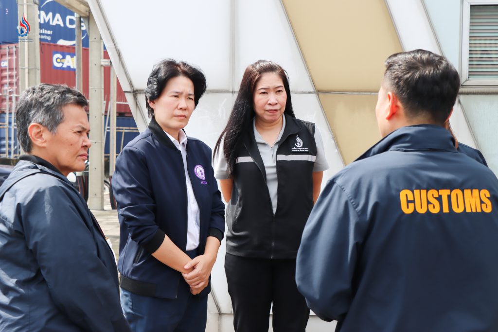 อธิบดีกรมโรงงานอุตสาหกรรม มอบหมายให้ นางสาวนวพร สงวนหมู่ ผู้อำนวยการกองบริหารจัดการกากอุตสาหกรรม ร่วมทีมสุดซอย นำโดย นางสาวฐิติภัสร์ โชติเดชาชัยนันต์ หัวหน้าคณะทำงานรัฐมนตรีว่าการกระทรวงอุตสาหกรรม ลงพื้นที่ตรวจสอบ ณ ท่าเรือกรุงเทพ (ท่าเรือคลองเตย)