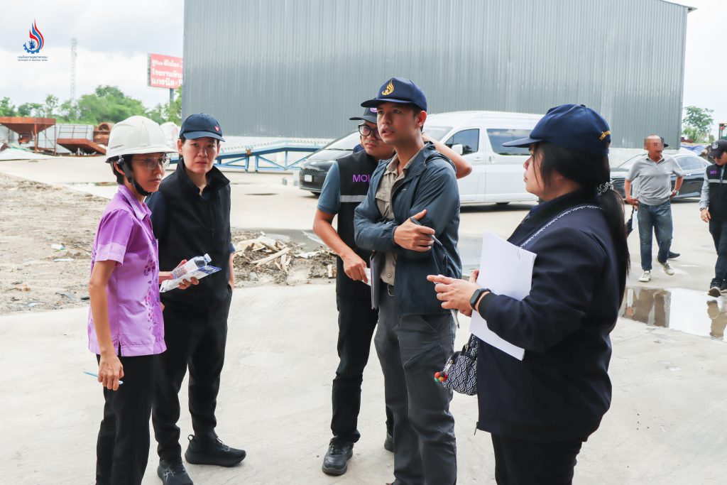 เจ้าหน้าที่กรมโรงงานอุตสาหกรรม ร่วมทีมสุดซอย และเจ้าหน้าที่สำนักงานอุตสาหกรรมจังหวัดชลบุรี เร่งลงพื้นที่โรงงานรีไซเคิลในจังหวัดชลบุรี จำนวน 3 แห่ง