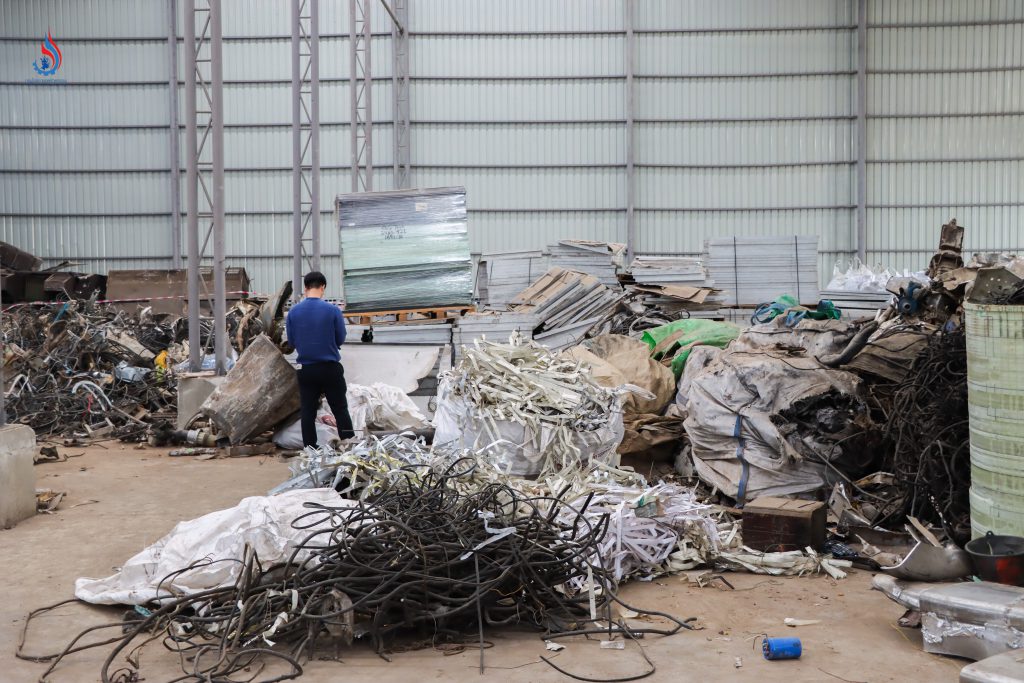 วัตถุอันตรายที่ตรวจพบและยึดอายัดจาก 2 บริษัท มีจำนวนรวมกว่า 550 ตัน ซึ่งเป็นปริมาณของกลางจำนวนมาก กระทรวงอุตสาหกรรมจึงส่งมอบข้อมูลให้กรมสอบสวนคดีพิเศษ (DSI) พิจารณาสืบสวนสอบสวน เพื่อขยายผลเครือข่ายการลักลอบนำเข้าตามกระบวนการทางกฎหมาย