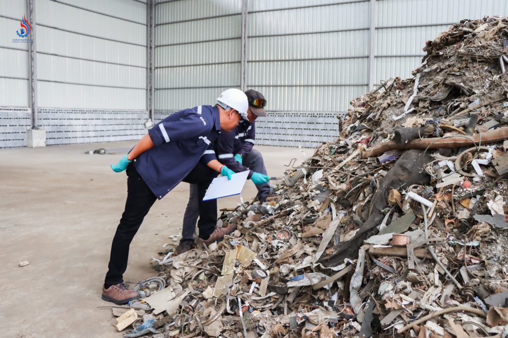 เจ้าหน้าที่เก็บตัวอย่างของแข็ง