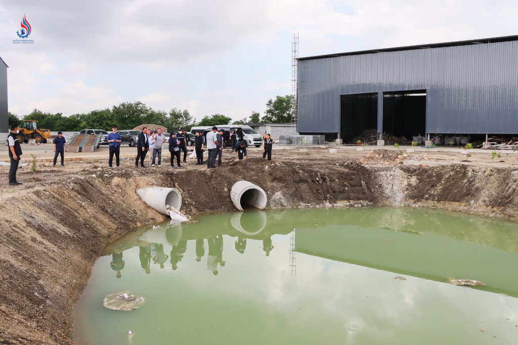 เจ้าหน้าที่จึงเก็บตัวอย่างของเหลว