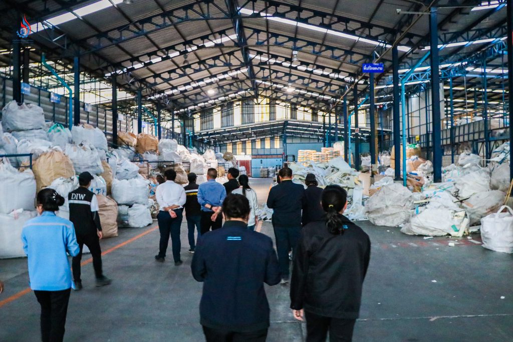 พบการกองเก็บเศษพลาสติกจำนวนมากจัดเก็บภายในอาคารโรงงาน บริษัท ระยอง มาบยางพรกรุ๊ป จำกัด