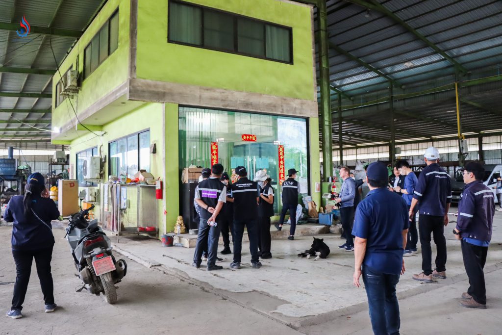 “บริษัท เจี๋ยเซ่ง พลาสติก จำกัด” และ “บริษัท ติงซิ่ง (ไทย-จีน) เมทัล จำกัด” ตั้งอยู่บริเวณพื้นที่เดียวกัน ในตำบลหนองรี อำเภอเมืองชลบุรี จังหวัดชลบุรี ตรวจสอบพบว่าทั้ง 2 แห่ง เป็นโรงงานของนายทุนจีนถือหุ้นร่วมกับคนไทย มีการประกอบกิจการโดยไม่ได้รับอนุญาต