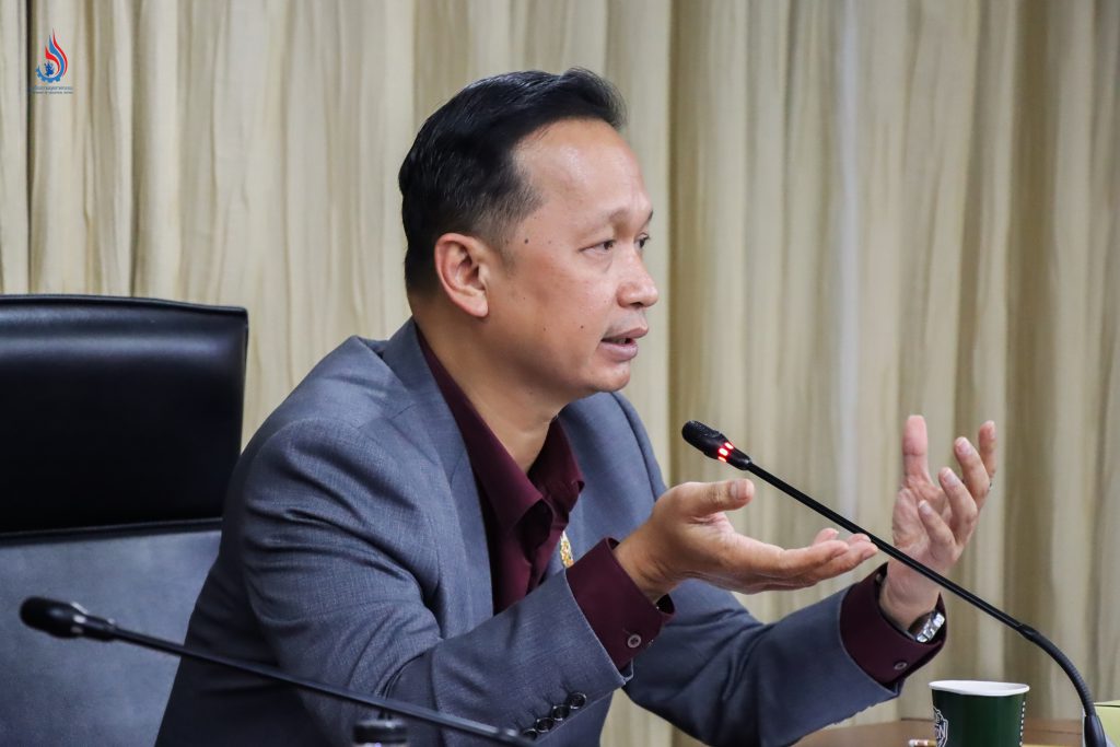 นายธีรทัศน์ อิศรางกูร ณ อยุธยา รองอธิบดีกรมโรงงานอุตสาหกรรม เป็นประธานการประชุม