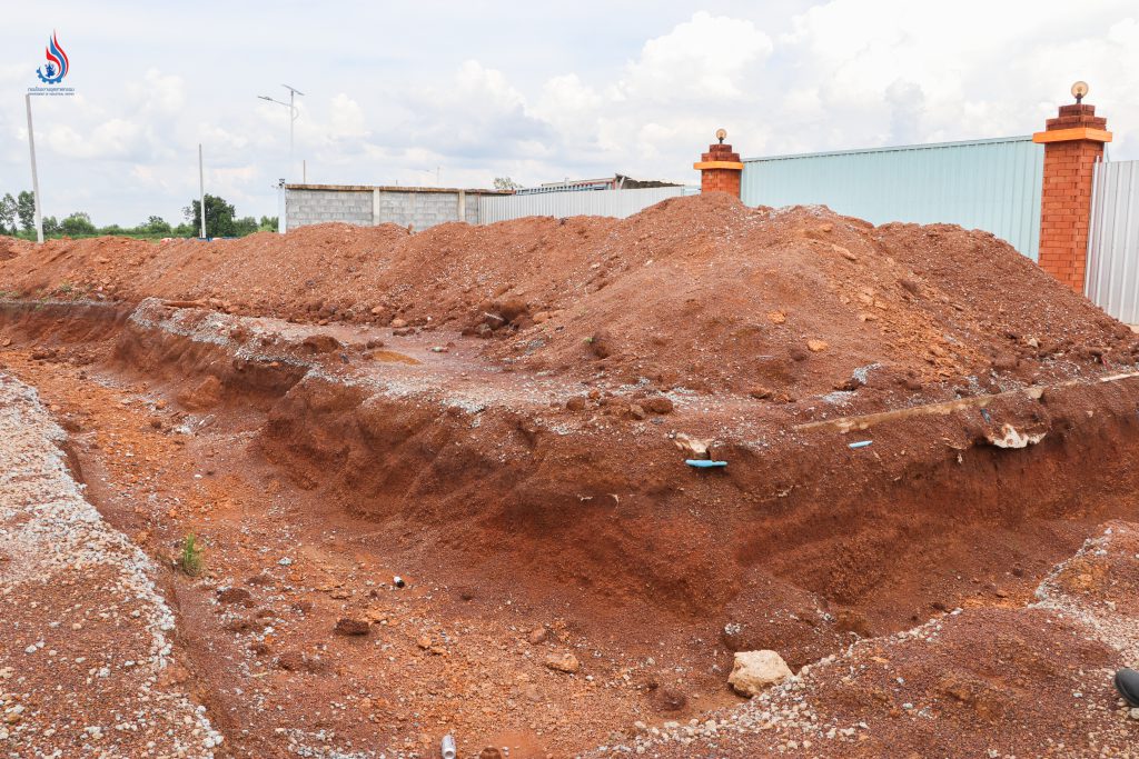 สภาพดินถูกขุดเป็นร่องลึกประมาณ 1-2 เมตร