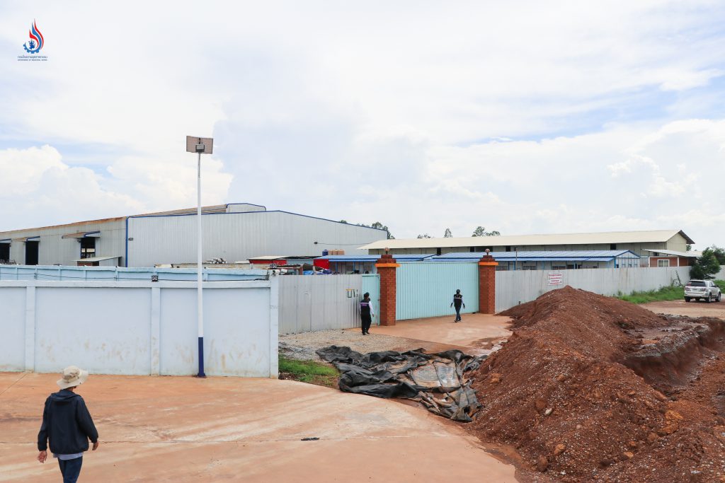 บริเวณด้านหน้าประตูโรงงานมีสภาพดินถูกขุด ลักษณะคล้ายการกีดขวางทางเข้า-ออกของโรงงาน