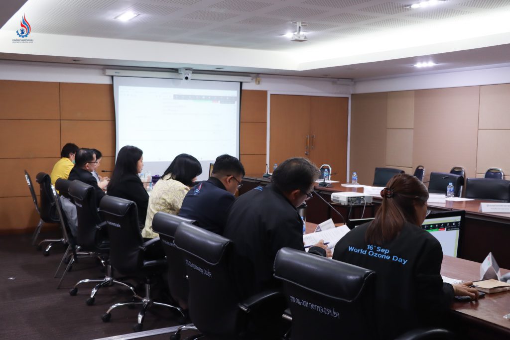 รองอธิบดี ธีรทัศน์ นั่งหัวโต๊ะเป็นประธาน การประชุมคณะอนุกรรมการพัฒนาระบบการออกใบอนุญาตโดยเทคโนโลยีปัญญาประดิษฐ์ (AI) ครั้งที่ 5/2568