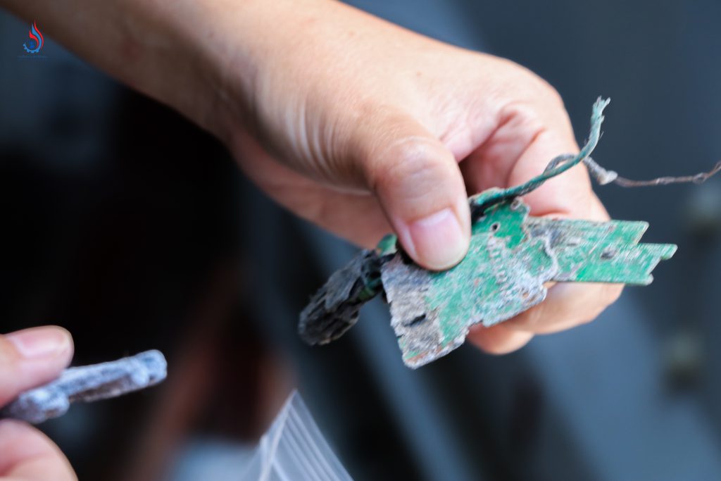 เมื่อตรวจสอบปรากฏว่าสินค้าทุกตู้มีการปะปนเศษแผงวงจรอิเล็กทรอนิกส์ที่มีการปนเปื้อนโลหะหนัก เข้าข่ายเป็นของเสียอันตราย