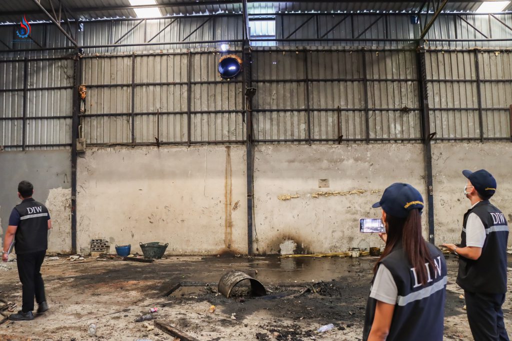 “บริษัท ฟง หงษ์ หยวน เฮง รับเบอร์ จำกัด” จังหวัดระยอง พบร่องรอยคราบน้ำมันและการเคลื่อนย้ายเศษยางรถยนต์และเครื่องจักร