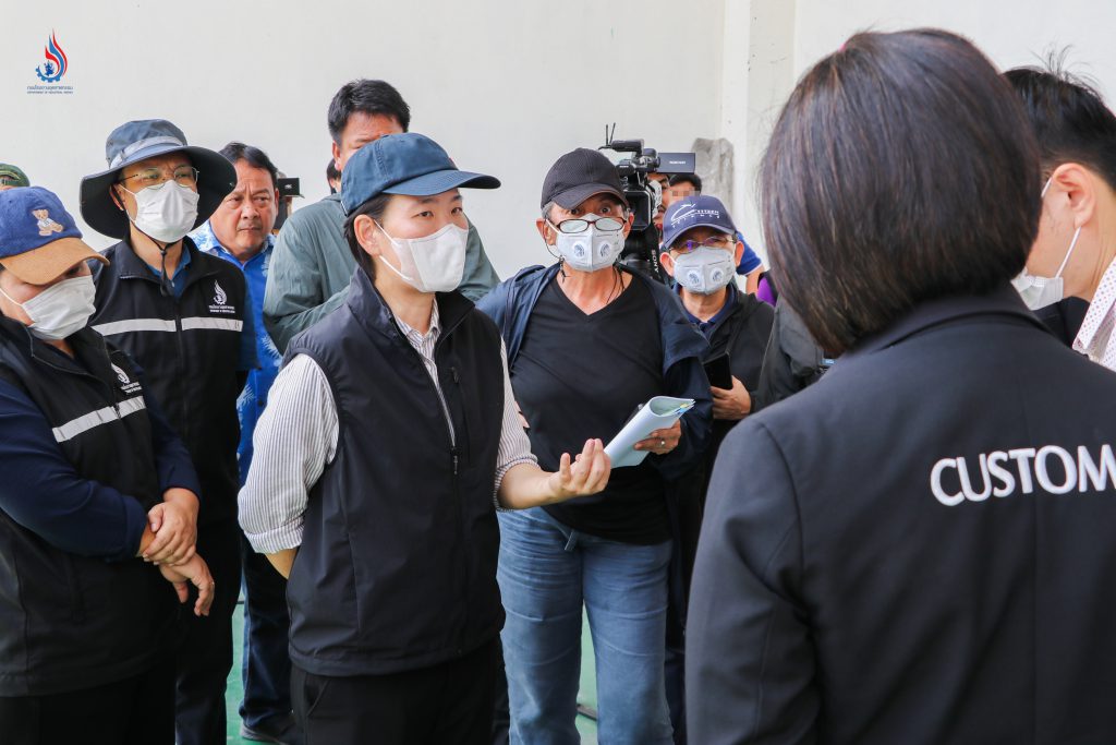 นางสาวฐิติภัสร์ โชติเดชาชัยนันต์ หัวหน้าคณะทำงานรัฐมนตรีว่าการกระทรวงอุตสาหกรรม นำทีมสุดซอย รุดลงพื้นที่ตรวจค้นบริษัทผู้นำเข้าสินค้าขยะของเสียอันตรายดังกล่าวในทันที