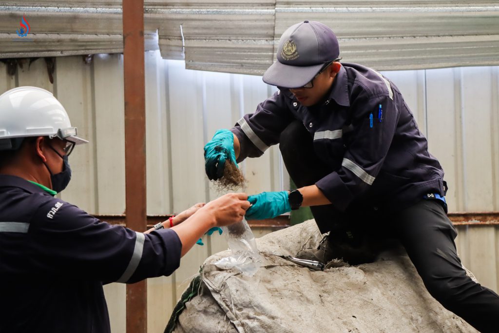 เจ้าหน้าที่ศูนย์วิจัยและเตือนภัยมลพิษโรงงานภาคตะวันออกได้เก็บตัวอย่างเพื่อนำไปตรวจ วัด วิเคราะห์ รวบรวมเป็นพยานหลักฐานในการตรวจสอบและพิสูจน์ข้อเท็จจริง