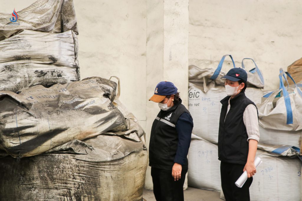 ในกระบวนการผลิตยังมีการนำเข้าเครื่องจักรและวัตถุดิบผลิตภัณฑ์จากต่างประเทศ แล้วรอส่งออกไปต่างประเทศหรือส่งให้โรงงานอื่นที่อยู่ในเขตปลอดอากร ซึ่งนับเป็นการประกอบกิจการศูนย์เหรียญอย่างชัดเจน