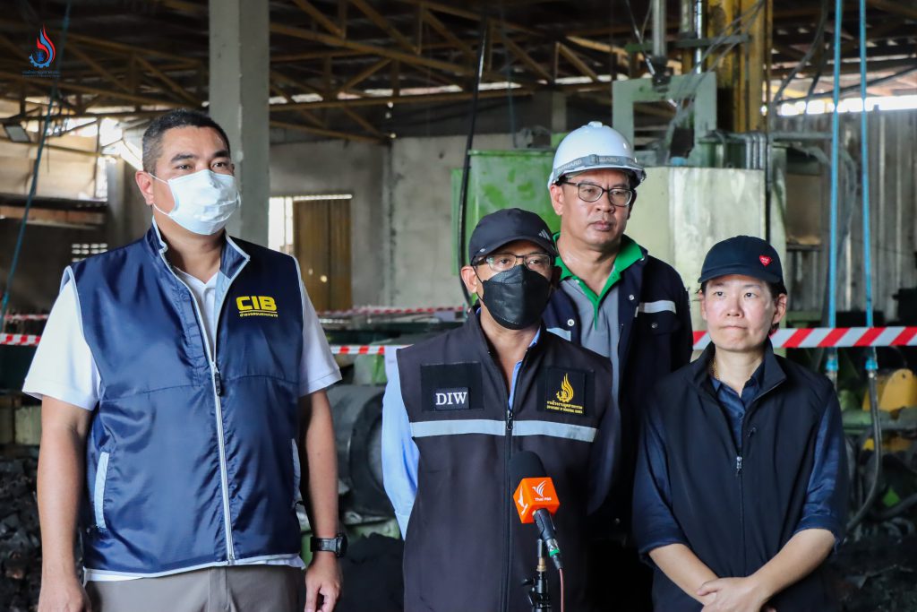 (ซ้าย-ขวา) พันตำรวจเอก วิญญู แจ่มใส ผกก. 2 บก.ปทส. ,เจ้าหน้าที่กองบริหารจัดการกากอุตสาหกรรม, เจ้าหน้าที่ศูนย์วิจัยและเตือนภัยมลพิษโรงงานภาคตะวันออก และนางสาวฐิติภัสร์ โชติเดชาชัยนันต์ หัวหน้าคณะทำงานรัฐมนตรีว่าการกระทรวงอุตสาหกรรม