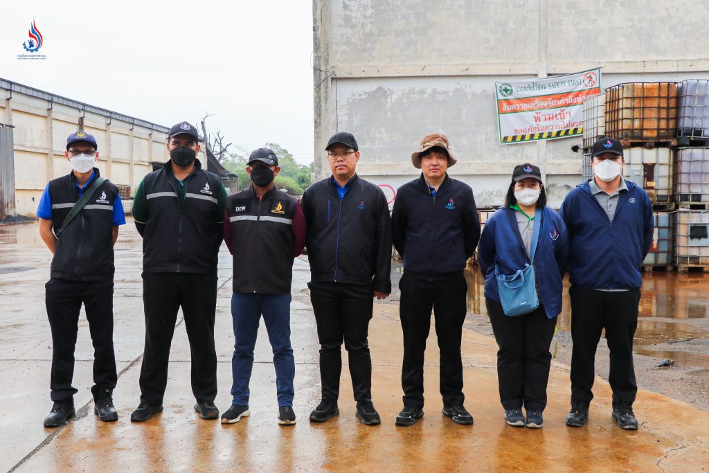 เจ้าหน้าที่กองบริหารจัดการกากอุตสาหกรรมและกองวิจัยและเตือนภัยมลพิษโรงงาน กรมโรงงานอุตสาหกรรม