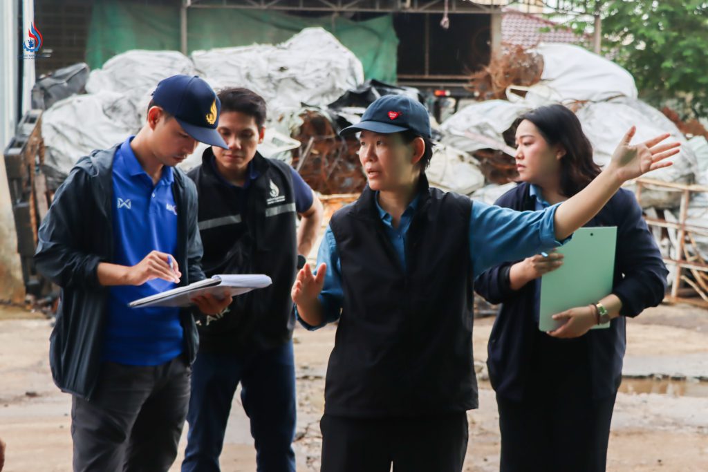 นางสาวฐิติภัสร์ โชติเดชาชัยนันต์ หัวหน้าคณะทำงานรัฐมนตรีว่าการกระทรวงอุตสาหกรรม ทีมสุดซอย พร้อมด้วย เจ้าหน้าที่กองบริหารจัดการกากอุตสาหกรรมและกองบริการงานอนุญาตโรงงาน 1 กรมโรงงานอุตสาหกรรม และหน่วยงานที่เกี่ยวข้อง ลงพื้นที่ตรวจสอบโรงงานใน จ.ชลบุรี เพื่อติดตามกรณีการลักลอบนำเข้าเศษยางจากประเทศกัมพูชาอย่างต่อเนื่อง