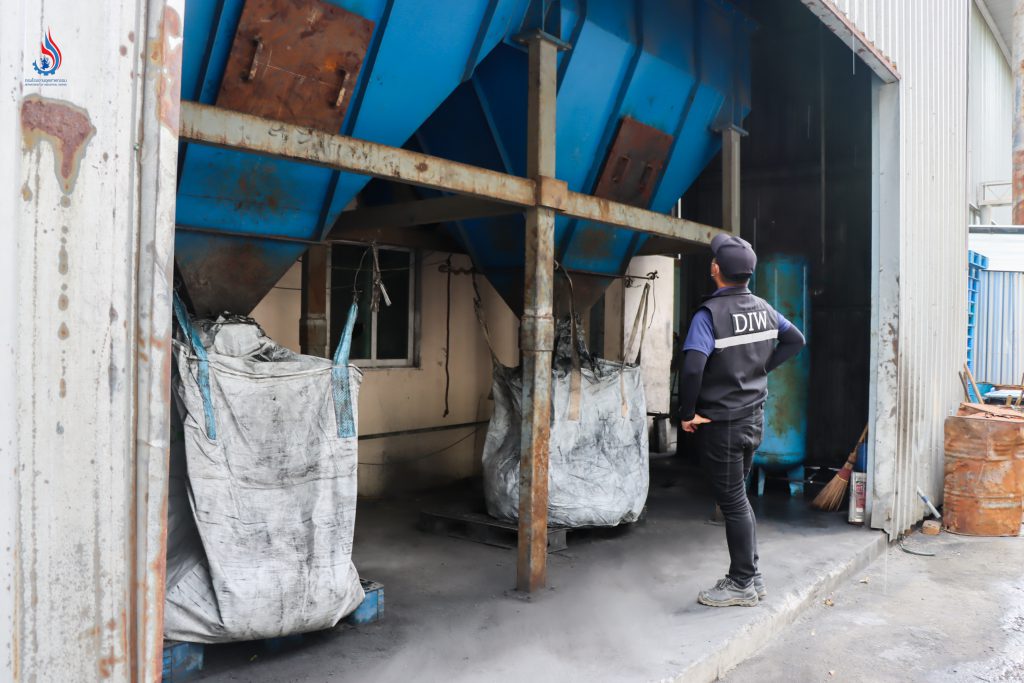 โรงงานเหล็กเตา IF เกือบทุกโรงงานส่งฝุ่นแดงที่ได้จากกระบวนการหลอมให้กับ บริษัท เอ็น เอฟ เอ็ม อาร์ จำกัด จังหวัดระยอง