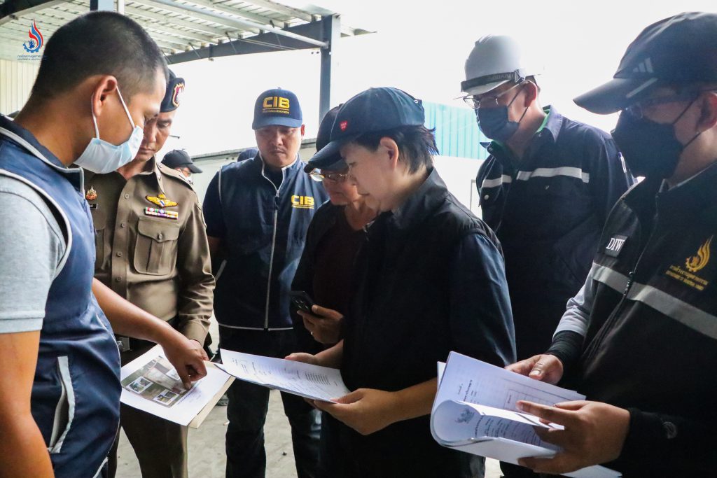กรมโรงงานฯ ร่วมทีมสุดซอย ตำรวจ บก.ปทส. และหน่วยงานที่เกี่ยวข้อง นำหมายค้นจากศาลจังหวัดชลบุรีเข้าตรวจสอบการบังคับใช้กฎหมาย โรงงานของ บริษัท เมทัล เซ็นทรัล จำกัด ในพื้นที่เขตปลอดอากร (Free Zone) จังหวัดชลบุรี
