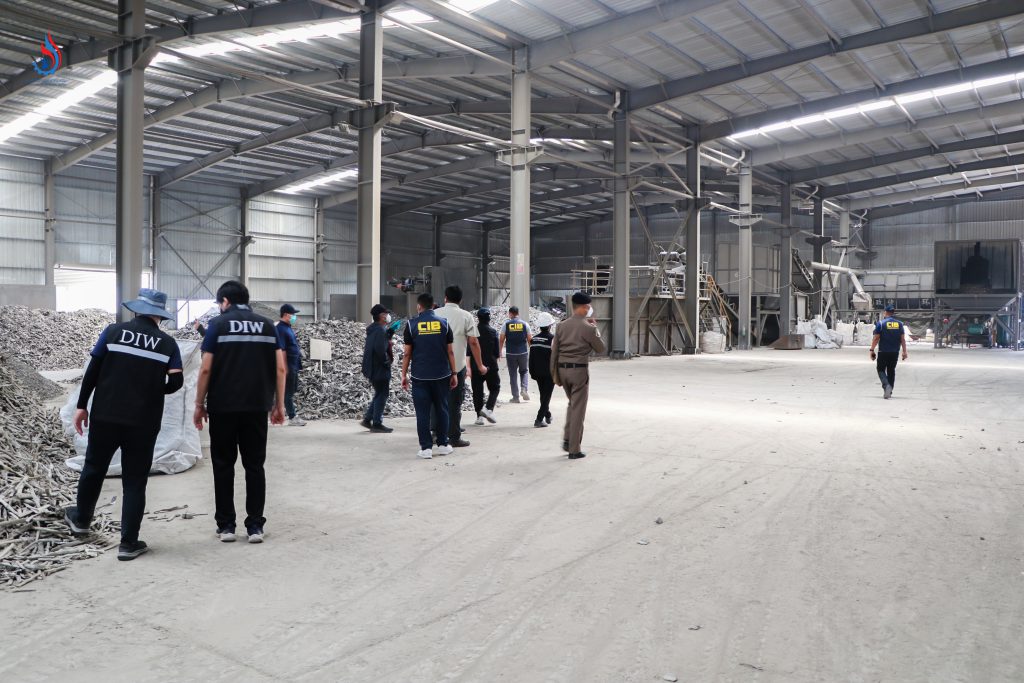 โรงงานของ บริษัท แคท เมทัล อินเตอร์เนชั่นแนล จำกัด ไม่มีใบอนุญาตประกอบกิจการโรงงาน โดยตรวจพบการว่าจ้างแรงงานข้ามชาติลักลอบหนีเข้าเมืองอย่างผิดกฎหมาย อีกทั้งตรวจพบการลักลอบต่อท่อระบายน้ำเสียโดยตรงออกนอกโรงงานไปยังแหล่งน้ำสาธารณะ 