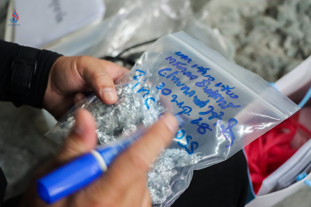 เจ้าหน้าที่กรมโรงงานอุตสาหกรรมเก็บตัวอย่างของแข็งที่ต้องสงสัย เพื่อนำไปตรวจวิเคราะห์ประกอบการดำเนินการ