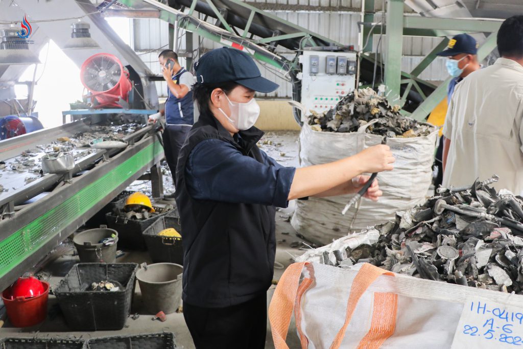 ทีมสุดซอย นำโดย นางสาวฐิติภัสร์ โชติเดชาชัยนันต์ หัวหน้าคณะทำงานรัฐมนตรีว่าการกระทรวงอุตสาหกรรม