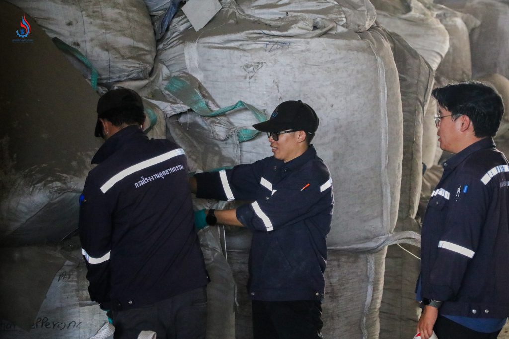 เจ้าหน้าที่ศูนย์วิจัยและเตือนภัยมลพิษโรงงานภาคตะวันออกได้เก็บตัวอย่างน้ำเสียและเศษพลาสติก/เศษยางบดย่อยในถุงบิ๊กแบ็ค เพื่อนำไปตรวจวิเคราะห์ทางห้องปฏิบัติการ หากพบว่ามีการปนเปื้อนค่าโลหะหนักก็จะดำเนินคดีเพิ่มเติม