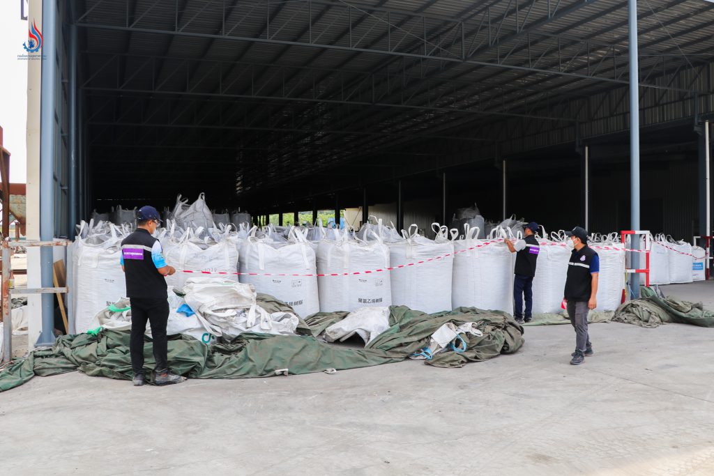 เจ้าหน้าที่ สอจ.ชลบุรี จึงยึดอายัดขยะปนเปื้อน จำนวนรวมกว่า 1,600 ตัน พร้อมสั่งหยุดประกอบกิจการทั้งหมดทันที และดำเนินคดีกับบริษัท เมทัล เซ็นทรัล จำกัด ในฐานะเจ้าของอาคารโกดัง และบริษัท แคท เมทัล อินเตอร์เนชั่นแนล จำกัด ในฐานะผู้นำเข้า ในข้อหาตั้งและประกอบกิจการโดยไม่ได้รับอนุญาต รวมถึงข้อหาครอบครองวัตถุอันตรายโดยไม่ได้รับอนุญาต