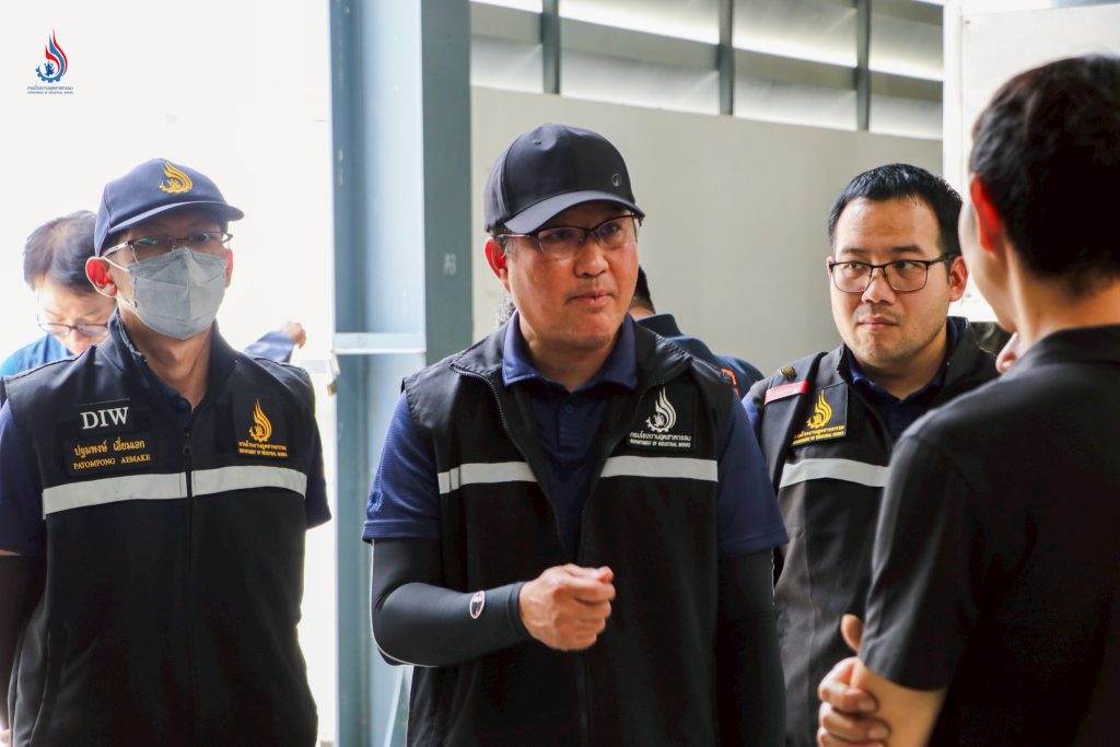 เจ้าหน้าที่กองบริหารจัดการกากอุตสาหกรรม ในฐานะพนักงานเจ้าหน้าที่ตาม พ.ร.บ.โรงงาน พ.ศ. 2535 และที่แก้ไขเพิ่มเติม ร่วมชุดปฏิบัติการตรวจสุดซอยของกระทรวงอุตสาหกรรม หรือทีมสุดซอย