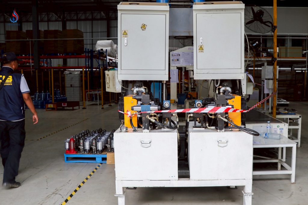 ยึดอายัดวัตถุดิบผลิตภัณฑ์และสิ่งของที่ใช้ในการประกอบกิจการ มูลค่ากว่า 2 ล้านบาท