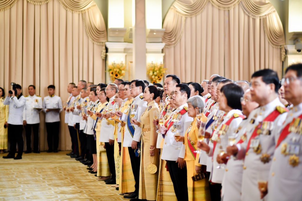 บุคคลสำคัญพร้อมคู่สมรส และหน่วยงานต่าง ๆ ทั้งภาครัฐ เอกชน ตลอดจนคณะทูตานุทูต และองค์การระหว่างประเทศ ร่วมแสดงความจงรักภักดีและถวายพระพรชัยมงคล ณ ตึกสันติไมตรี ทำเนียบรัฐบาล