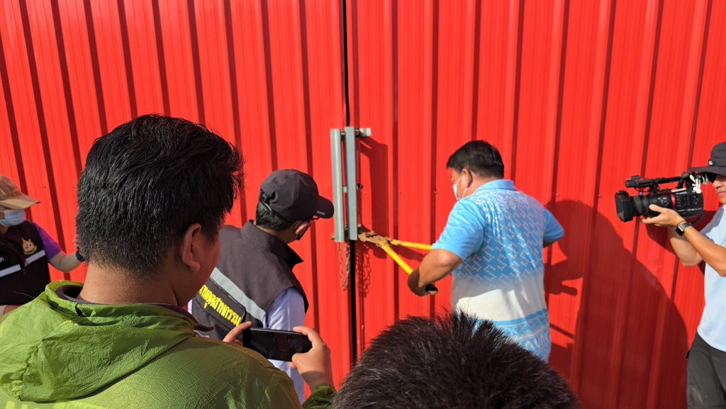 พื้นที่ถูกสร้างเป็นโกดังให้นักลงทุนมาเช่าต่อ ลักลอบประกอบกิจการรีไซเคิลอุตสาหกรรมศูนย์เหรียญอย่างผิดกฎหมาย ซึ่งกรณี เอวายแอลพีฯ เป็นความผิดคดีอาญาที่เกี่ยวข้องกับกฎหมายหลายฉบับ ทำให้การดำเนินคดีตามกฎหมายว่าด้วยโรงงานและกฎหมายว่าด้วยวัตถุอันตรายไม่สามารถยุติคดีโดยการเปรียบเทียบปรับได้ ต้องแจ้งความดำเนินคดีและส่งอัยการส่งฟ้องศาลเท่านั้น