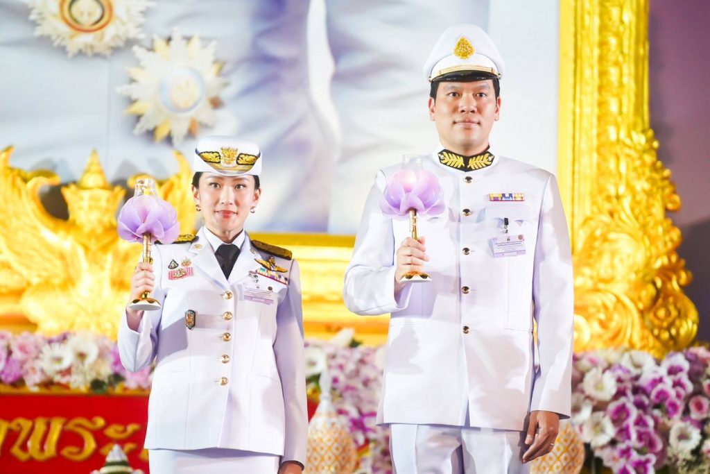 นางสาวแพทองธาร ชินวัตร นายกรัฐมนตรี และนายปิฎก สุขสวัสดิ์ คู่สมรส เป็นประธานในพิธีฯ พร้อมกล่าวนำถวายพระพรชัยมงคลหน้าพระฉายาลักษณ์สมเด็จพระนางเจ้าฯ พระบรมราชินี