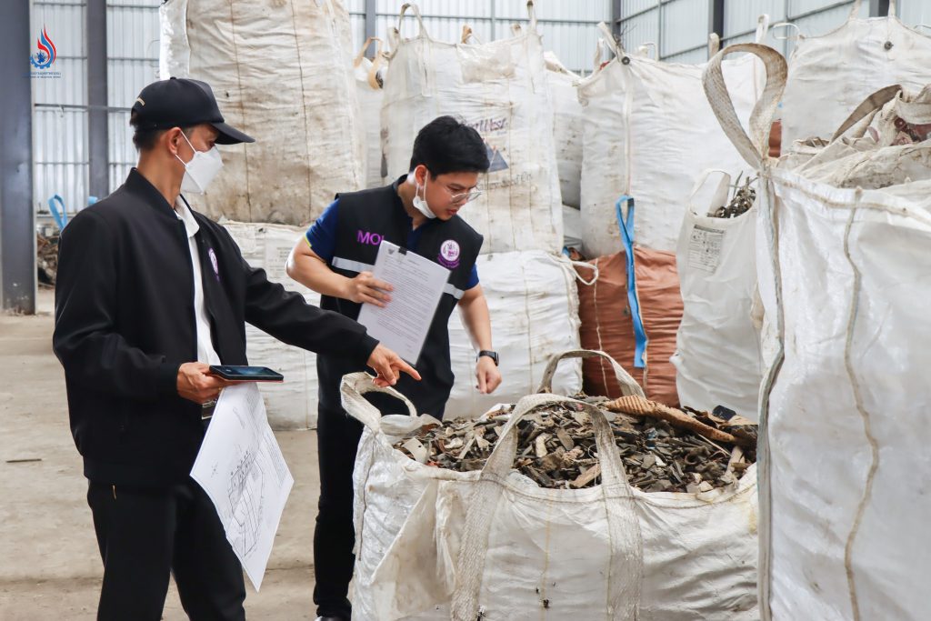 เจ้าหน้าที่อุตสาหกรรมจังหวัดฉะเชิงเทรา จึงออกคำสั่งตามมาตรา 39 แห่ง พ.ร.บ. โรงงาน พ.ศ. 2535 และที่แก้ไขเพิ่มเติม ให้ บริษัท กำปั่นทอง อินดัสทรี จำกัด หยุดประกอบกิจการทั้งหมด และยึดอายัดเครื่องจักร วัสดุ สิ่งของ ขยะอิเล็กทรอนิกส์ กองดินปนเปื้อน และสิ่งอื่นที่เกี่ยวข้อง พร้อมแจ้งความดำเนินคดี