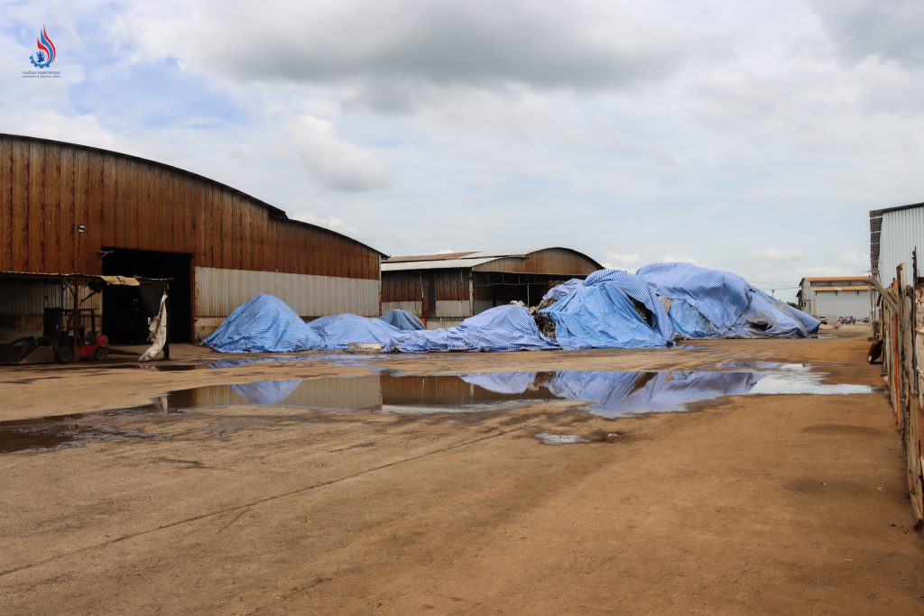 พื้นที่โรงงานเป็นอาคารโกดัง จำนวน 5 หลัง มีนายทุนชาวจีนเป็นกรรมการบริษัทและเป็นเจ้าของที่ดิน ให้บริษัทชาวจีนแบ่งเช่าอาคารโกดังดังกล่าว เพื่อแยกประกอบกิจการ โดยมีใบอนุญาตโรงงาน 5 ใบอนุญาต แต่กลับแจ้งประกอบกิจการเพียง 1 ใบอนุญาต