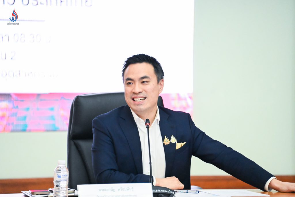 นายเอกนัฏ พร้อมพันธุ์ รัฐมนตรีว่าการกระทรวงอุตสาหกรรม