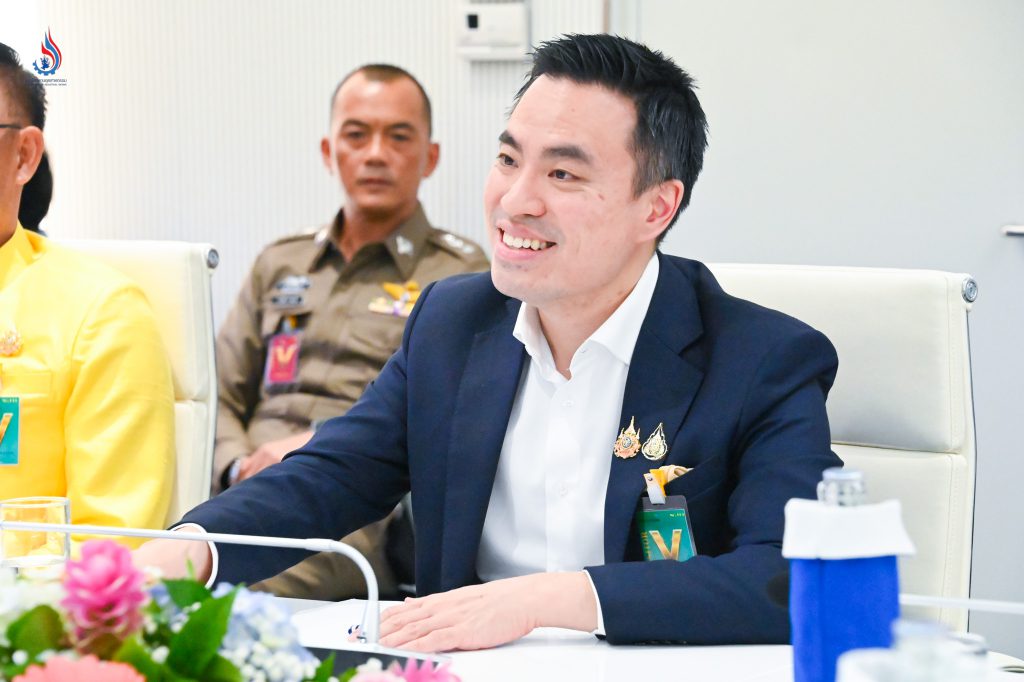 นายเอกนัฏ พร้อมพันธุ์ รัฐมนตรีว่าการกระทรวงอุตสาหกรรม