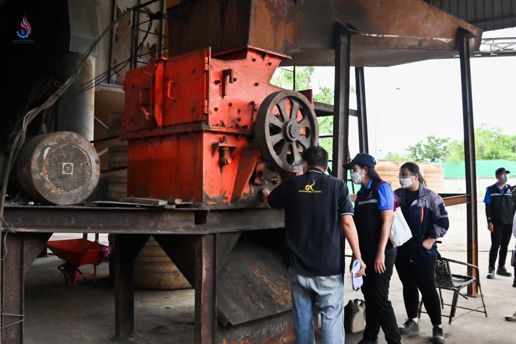 อธิบดีกรมโรงงานอุตสาหกรรมมอบหมายให้ นางสาวนวพร สงวนหมู่ ผู้อำนวยการกองบริหารจัดการกากอุตสาหกรรม ร่วมทีมสุดซอย ลงพื้นที่ตรวจติดตามความคืบหน้าการปรับปรุงแก้ไขโรงงานในครั้งนี้