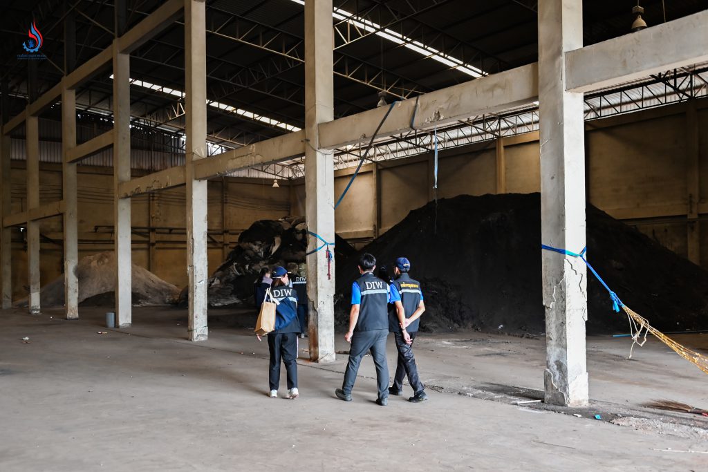 บริษัท หัวจง อุตสาหกรรม จำกัด ตำบลคลองมะเดื่อ อำเภอกระทุ่มแบน จังหวัดสมุทรสาคร เป็นหนึ่งในบริษัทที่รับฝุ่นแดงจากผู้นำเข้า บริษัท เค เอ็ม ซี 1953 จำกัด ตำบลคลองสอง อำเภอคลองหลวง จังหวัดปทุมธานี เพื่อนำมาใช้เป็นวัตถุดิบในการผลิตโดยไม่ได้รับอนุญาตจากกรมโรงงานอุตสาหกรรม