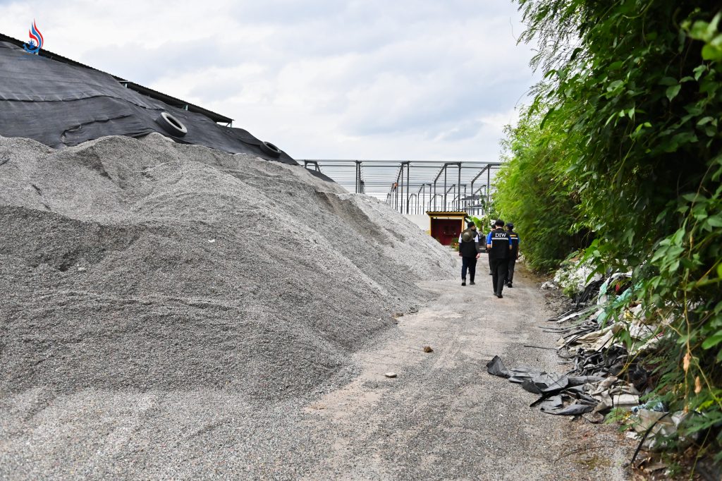 บริษัทฯ ไม่สามารถชี้แจงที่มาของกองวัตถุดิบเศษพลาสติกสายไฟบดย่อย จำนวนมากราว 3,000 ตันได้