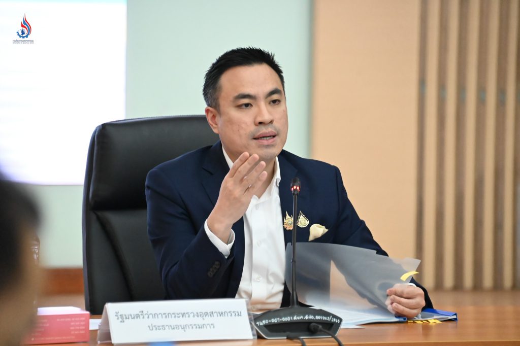 นายเอกนัฏ พร้อมพันธุ์ รัฐมนตรีว่าการกระทรวงอุตสาหกรรม