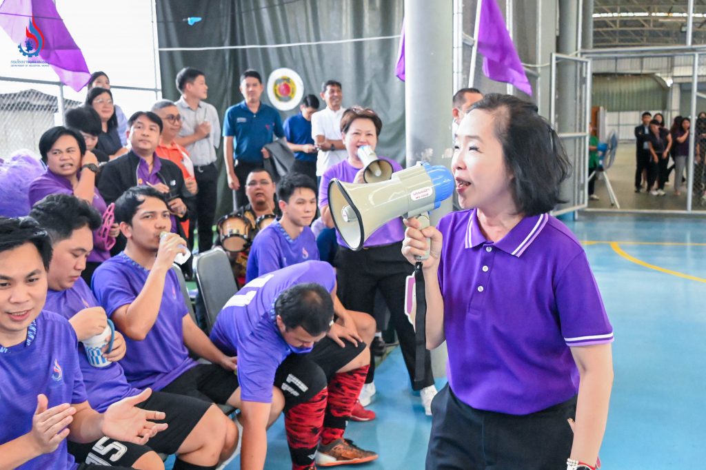 กองเชียร์ติดขอบสนาม พาทีม กรอ. คว้าชัยในศึกฟุตซอล