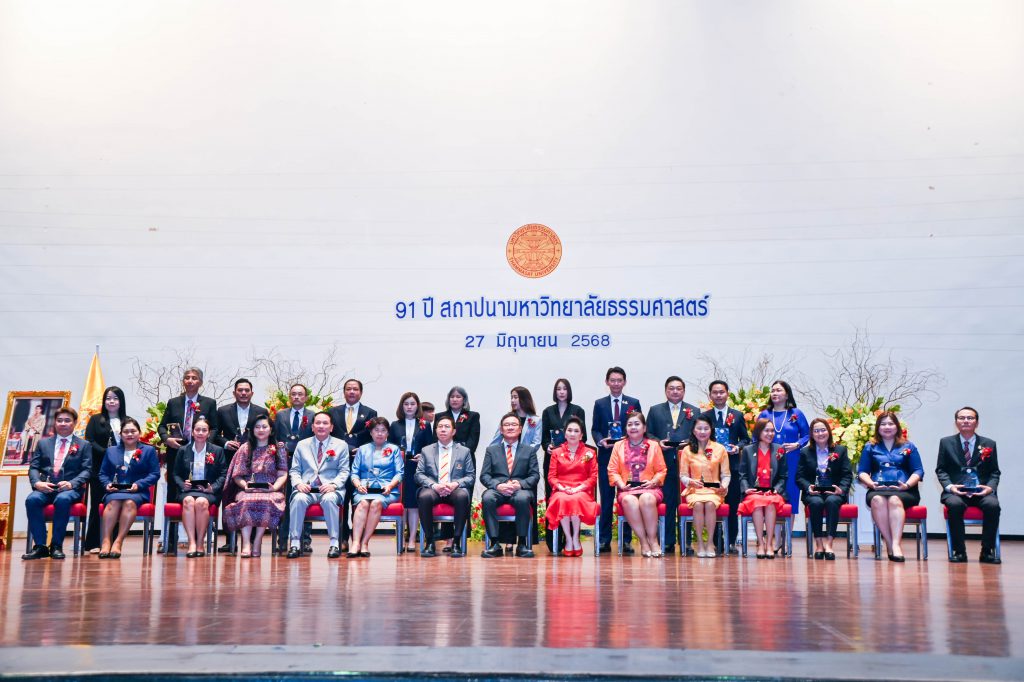 อธิบดีพรยศฯ เข้ารับโล่เกียรติยศ ศิษย์เก่าดีเด่น มหาวิทยาลัยธรรมศาสตร์