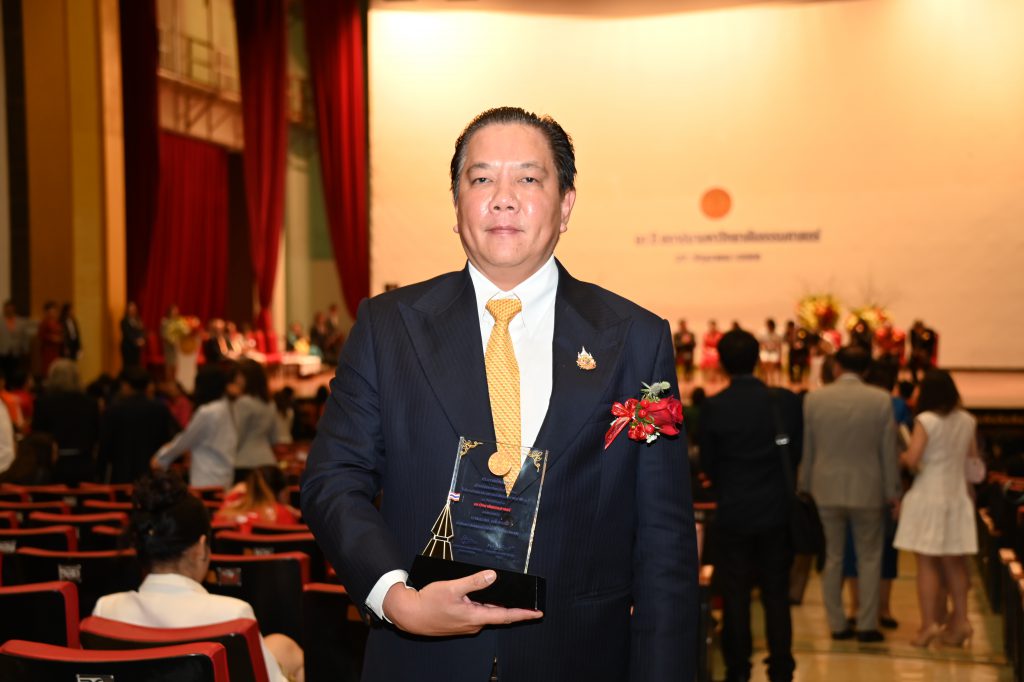 อธิบดีพรยศฯ เข้ารับโล่เกียรติยศ ศิษย์เก่าดีเด่น มหาวิทยาลัยธรรมศาสตร์