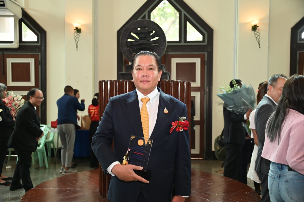 อธิบดีพรยศฯ เข้ารับโล่เกียรติยศ ศิษย์เก่าดีเด่น มหาวิทยาลัยธรรมศาสตร์