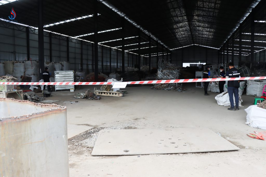 ยึดอายัดเครื่องจักร วัสดุ สิ่งของ ขยะอิเล็กทรอนิกส์ กองดินปนเปื้อน และสิ่งอื่นที่เกี่ยวข้อง