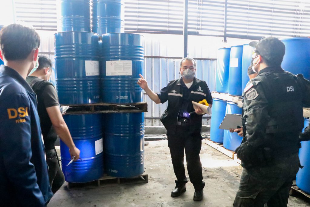 กรมโรงงานฯ ร่วมทีมแถลงผลการตรวจค้นสถานประกอบการ 5 จุด ยึด/อายัดวัตถุอันตราย กว่า 1,800,000 ลิตร