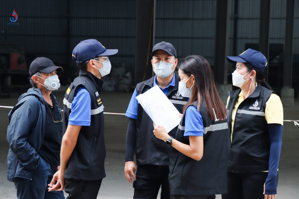 นางสาวนวพร สงวนหมู่ ผู้อำนวยการกองบริหารจัดการกากอุตสาหกรรม และเจ้าหน้าที่ที่เกี่ยวข้อง ร่วมทีมสุดซอย