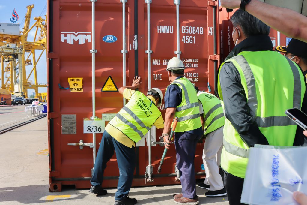 กรมโรงงานฯ ผนึก 3 ทัพหลวง ล้มขบวนการนำเข้า “ฝุ่นแดง” เถื่อนข้ามชาติ แถลงข่าวจับยึดของกลาง 736,425 กิโลกรัม คาท่าเรือกรุงเทพ