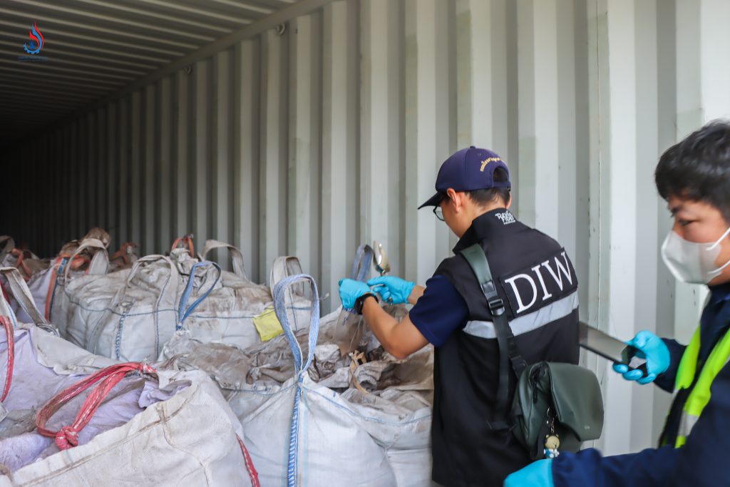 สินค้าดังกล่าวที่ตรวจสอบ มีลักษณะและองค์ประกอบสันนิษฐานเบื้องต้นว่าเป็นฝุ่นจากเตาหลอมเหล็ก หรือ ฝุ่นแดง ซึ่งปนเปื้อนตะกั่วและแคดเมียม จึงจัดเป็นวัตถุอันตรายชนิดที่ 3 ที่เข้าข่ายเป็นของเสียเคมีวัตถุ ตามบัญชี 5.2 แห่งพระราชบัญญัติวัตถุอันตราย พ.ศ. 2535 และที่แก้ไขเพิ่มเติม และเข้าข่ายเป็นของเสียอันตรายตามอนุสัญญาบาเซลฯ