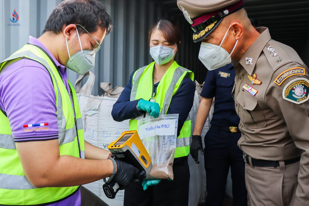 จากการตรวจวิเคราะห์ด้วยวิธีการ X-ray fluorescence (XRF) พบสินค้ามีลักษณะเป็นผงละเอียด สีน้ำตาล กลิ่นฉุน มีองค์ประกอบส่วนใหญ่เป็นสังกะสีและเหล็ก โดยปนเปื้อนตะกั่วและแคดเมียม บรรจุถุงกระสอบในตู้คอนเทนเนอร์ขนาด 40 ฟุต จำนวน 36 ตู้ น้ำหนักรวม 736,425 กิโลกรัม